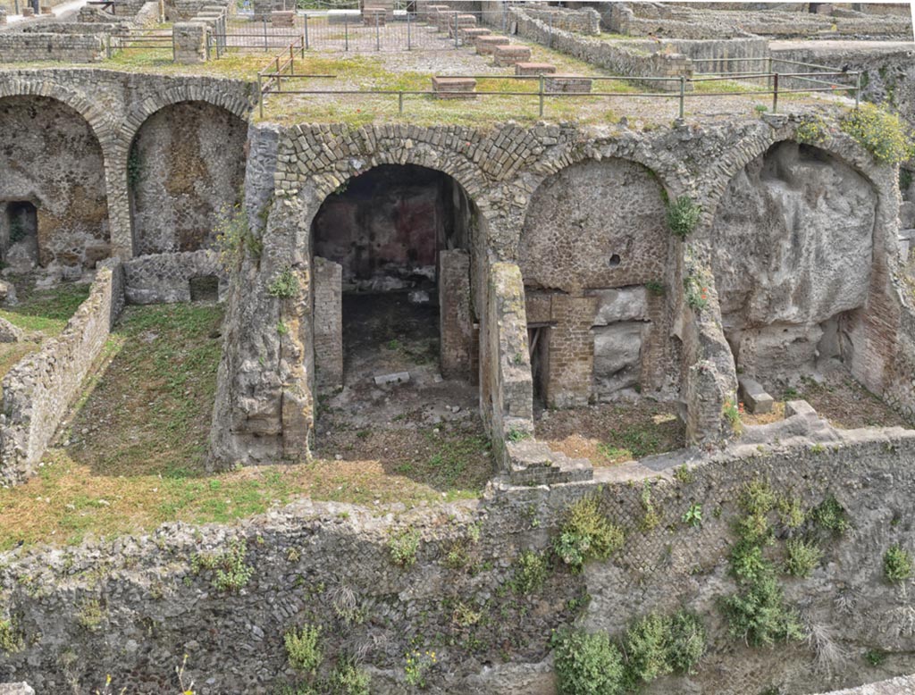 III.1/2/18/19, Herculaneum, April 2018. Looking north towards lower rooms of Casa dell’Albergo at east end, on right.
Photo courtesy of Ian Lycett-King. Use is subject to Creative Commons Attribution-NonCommercial License v.4 International.